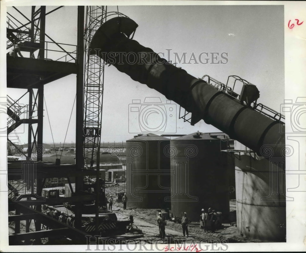 1968 Press Photo General Analine & Film Corp's fractionating tower in Texas City