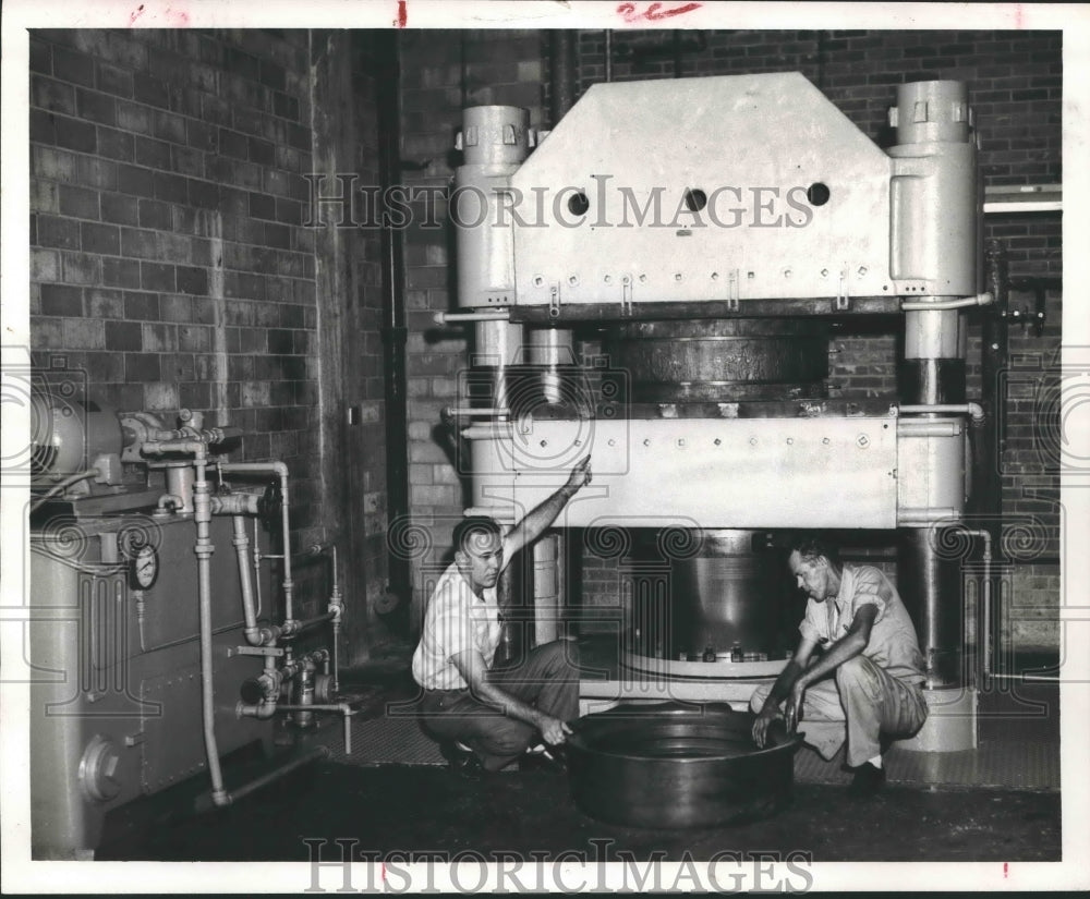 1958 Press Photo Two employees at F. H. Maloney Co. in Houston, Texas
