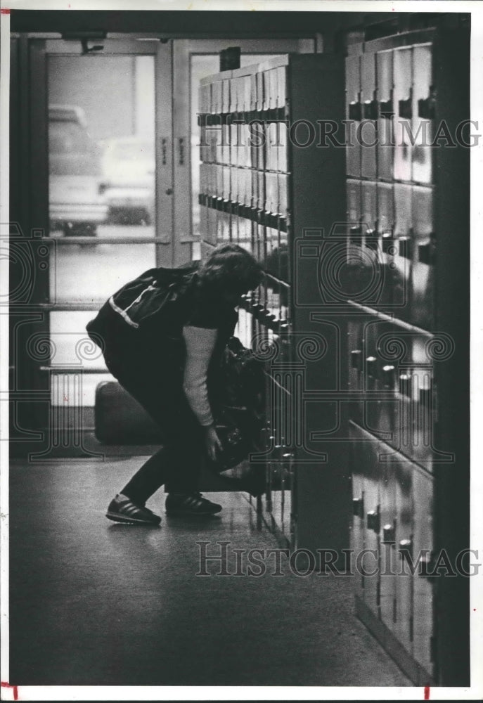 1986 Press Photo Traveler inside Greyhound Bus Station - Houston - hca22815