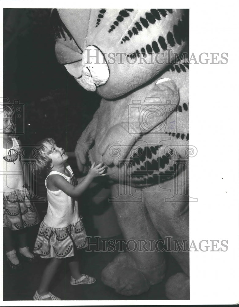 Press Photo Garfield greets sisters Erica &amp; Heather Lee at West Oak Mall- Historic Images