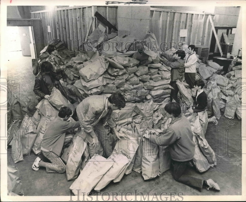 1971 Press Photo Volunteers from Strake Jesuit College Prep sort Goodfellow bags