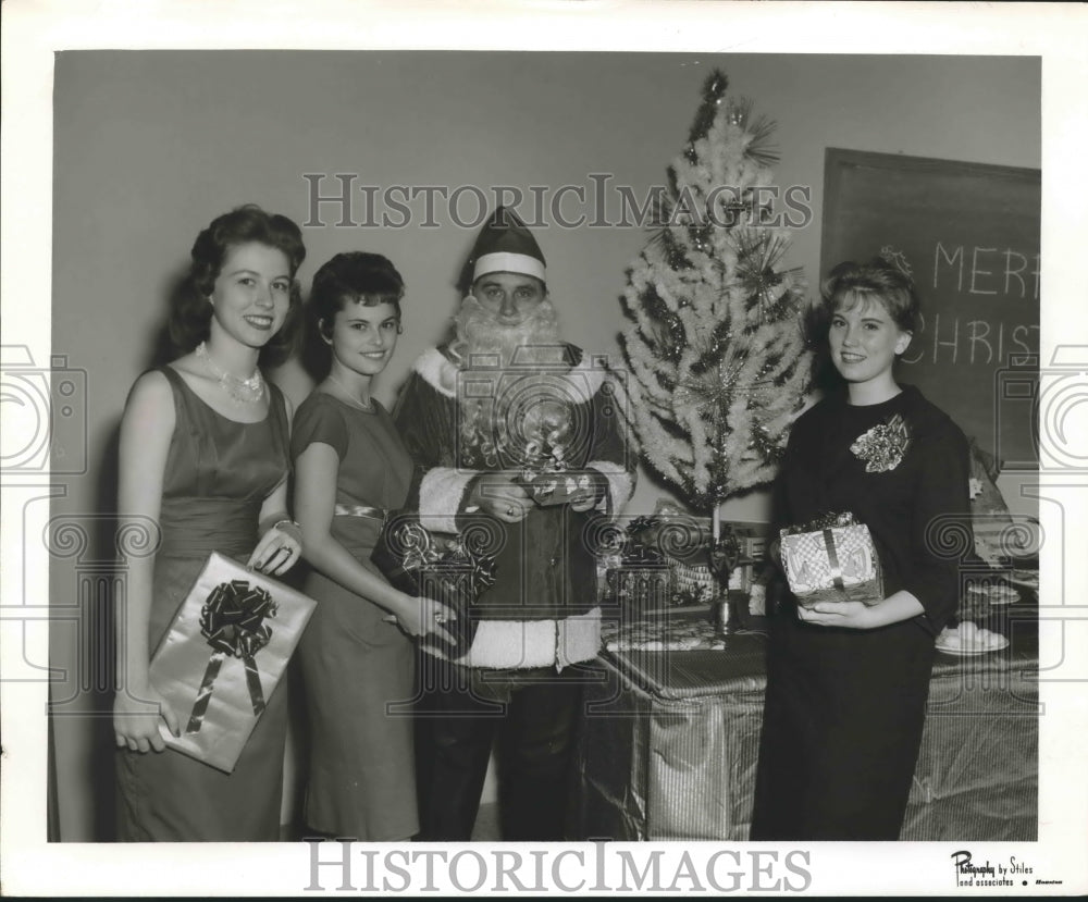 1970 Press Photo Members of Joshe&#39;s Junior Fashion Board - hca23109