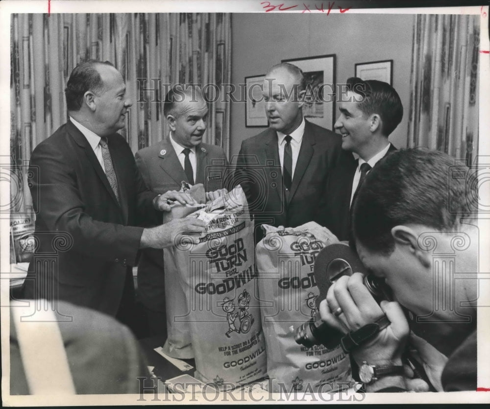 1967 Press Photo Houston mayor pro-tem donates first Good Turn Day bag to Scouts- Historic Images