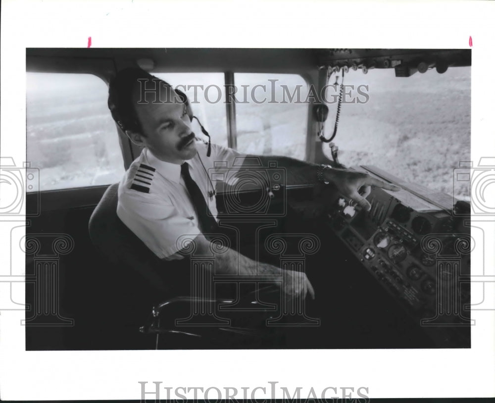 1991 Press Photo Goodyear blimp pilot Mark Kynett - hca23143- Historic Images