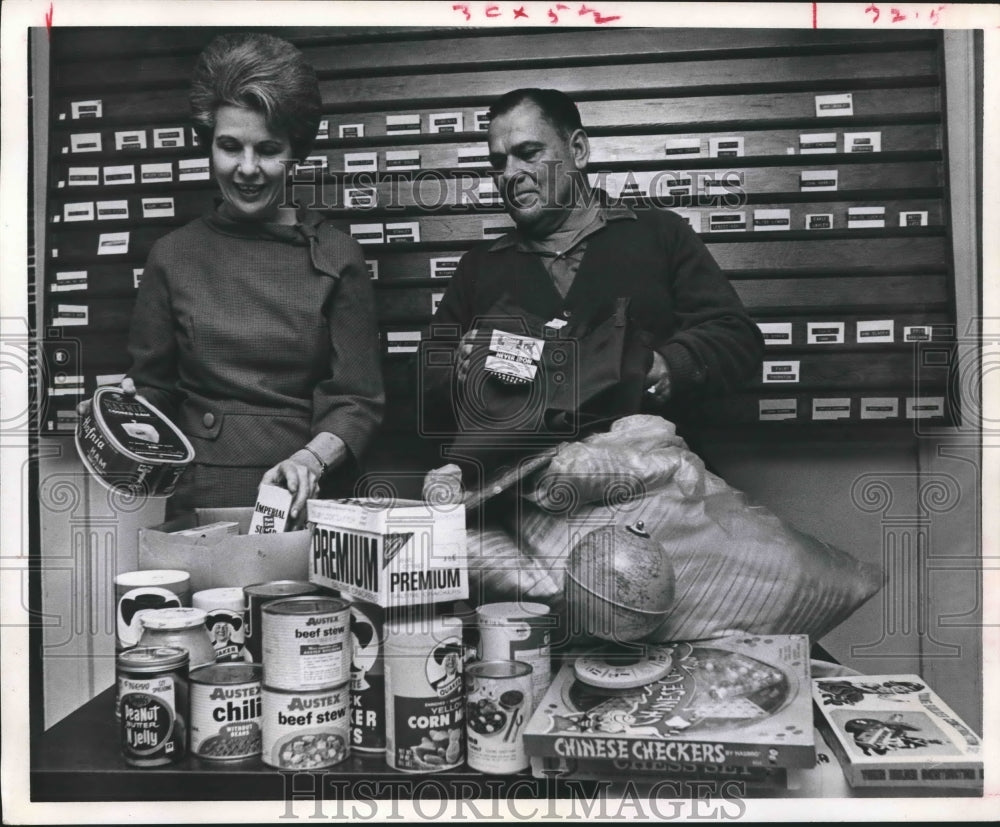 1968 Press Photo 39 Club collects food at First methodist Church in Houston- Historic Images