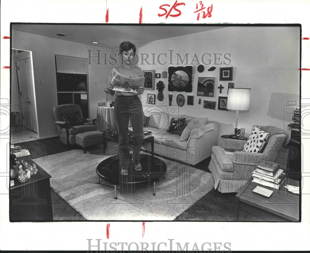 1980 Press Photo Maryilyn Nixon jogs on mini trampoline while reading in Houston- Historic Images