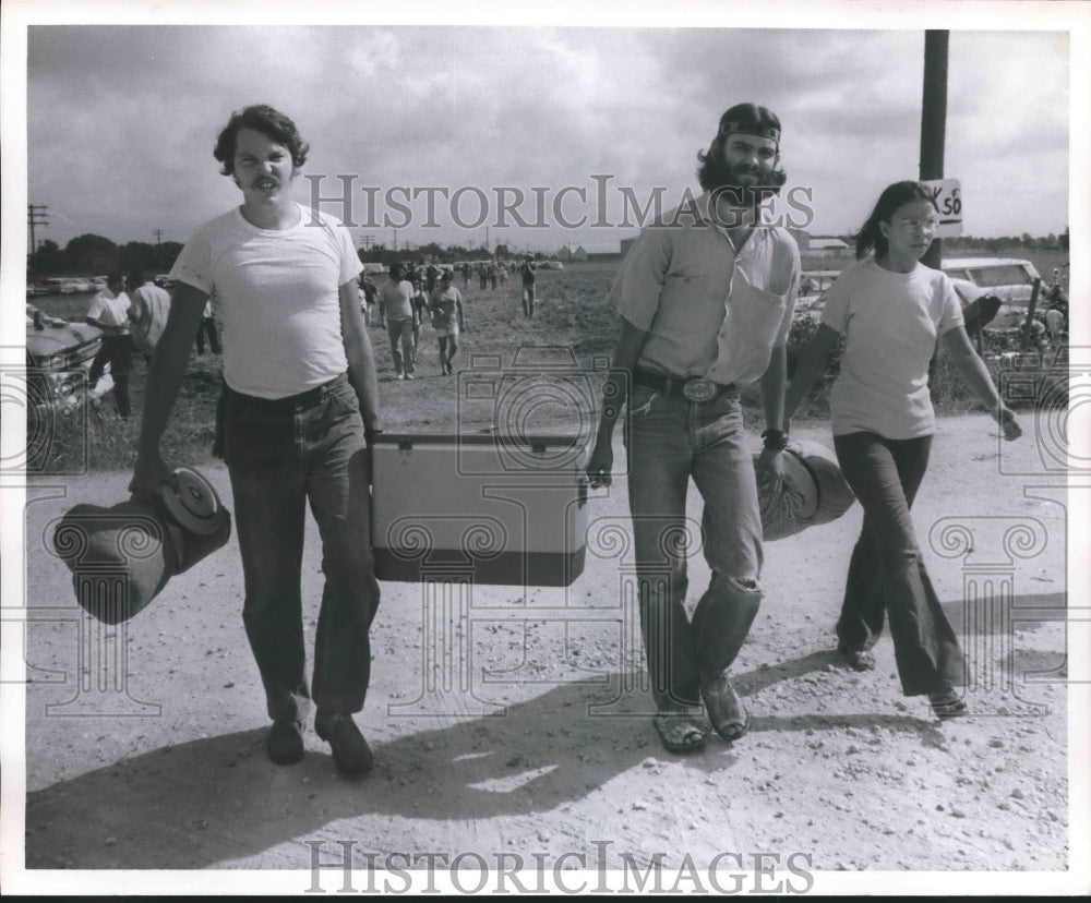 1970 Press Photo Houston festival attendees carry sleeping bags and a cooler
