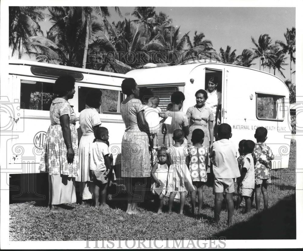 1971 Press Photo Nurse Vika with UNICEF greets patients in Fiji - hca23583