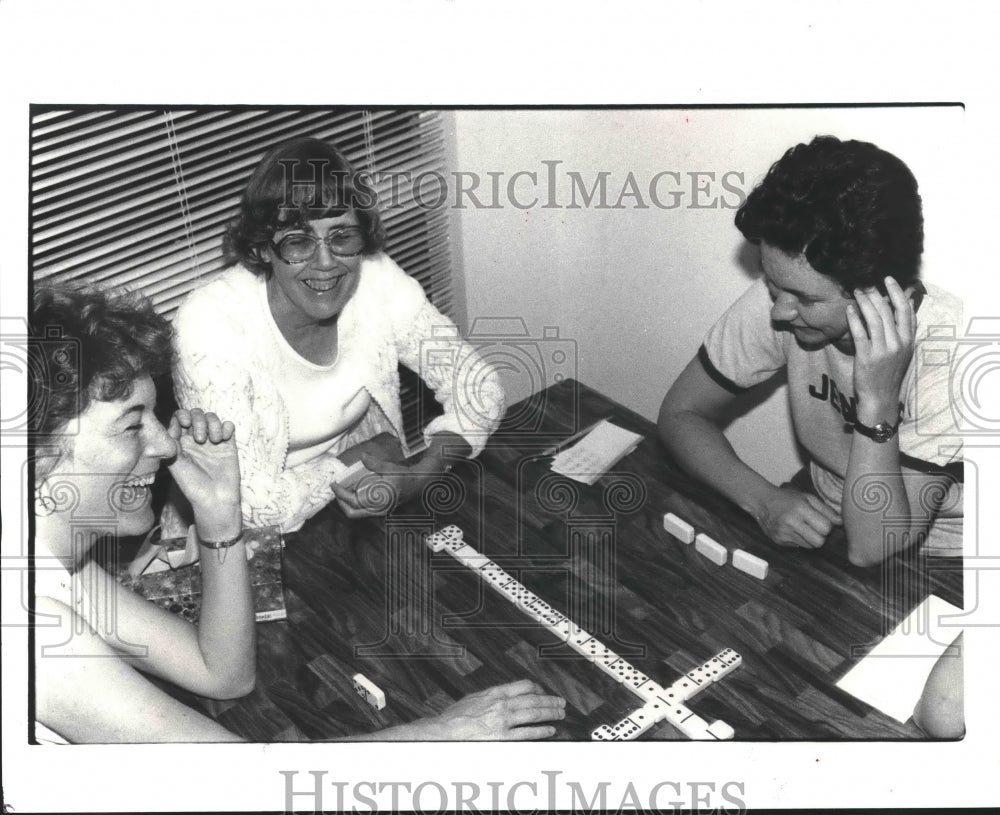 1983 Press Photo Family plays an after dinner game of dominoes - hca23594- Historic Images