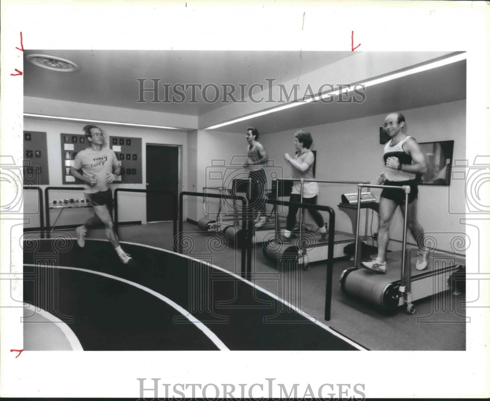 1986 Press Photo People exercise at Scurlock Tower Health Club, Houston, TX- Historic Images