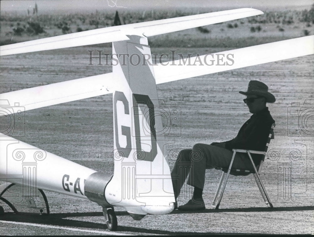 1970 Press Photo Man sits under glider for shade in Texas - hca23697- Historic Images