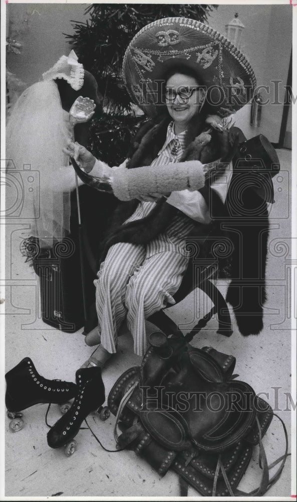 1974 Press Photo Anna Baker, manager, Houston Goodwill shop, displays donations- Historic Images