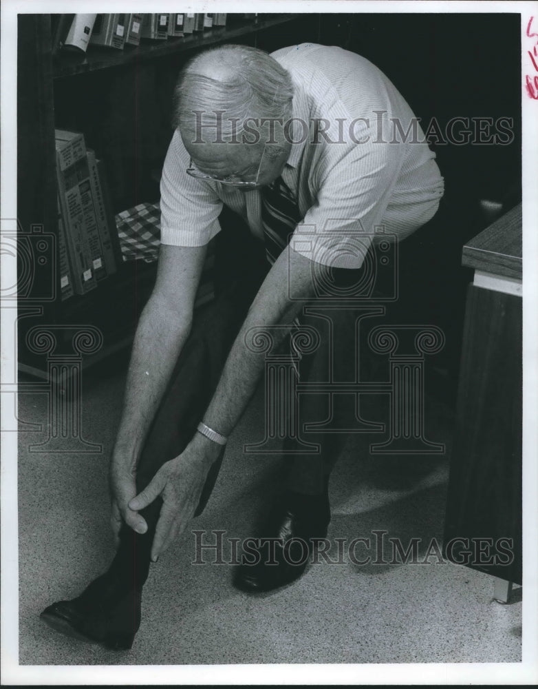 1978 Press Photo Man demonstrates bending exercise at his desk - hca24045- Historic Images