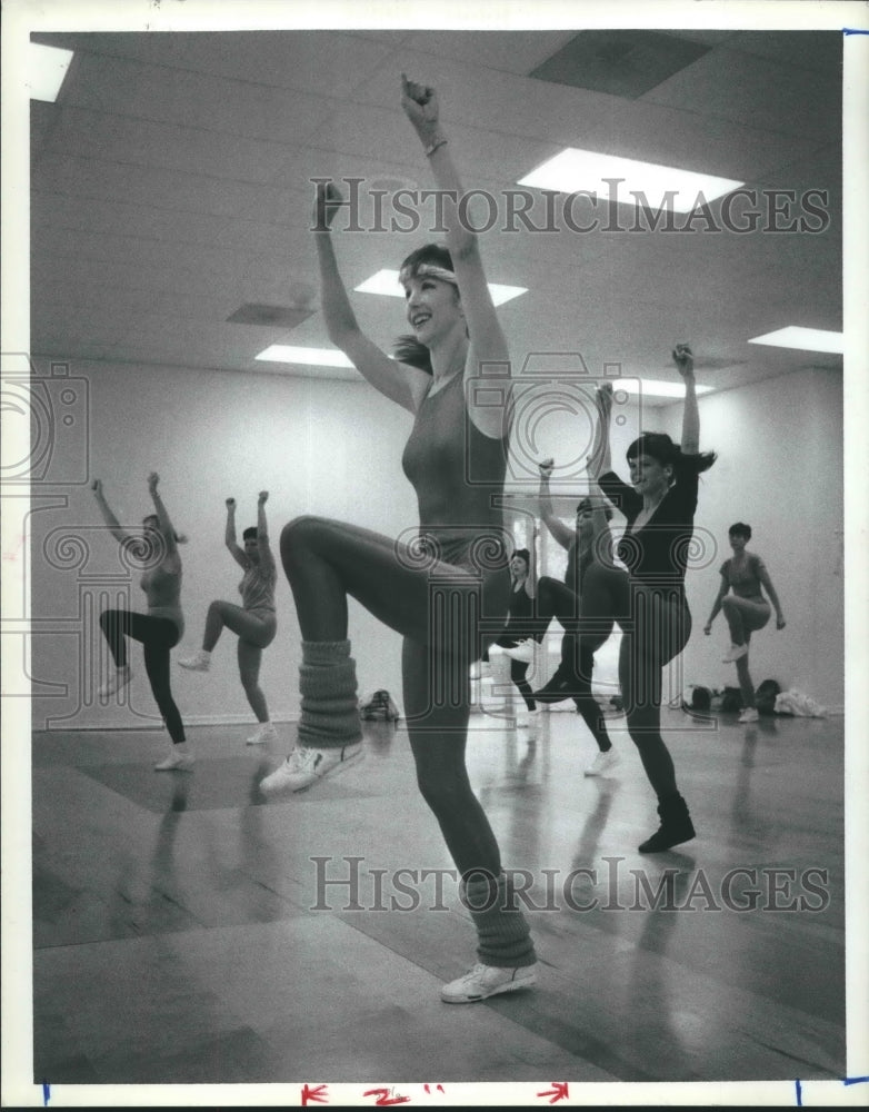 1986 Press Photo Kathleen McCaffrey-Alexander leads aerobic dancers - hca24046- Historic Images