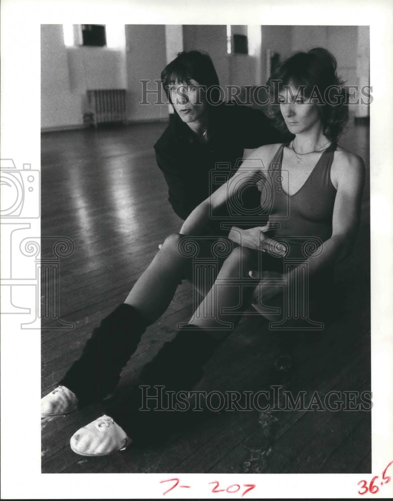 1983 Press Photo Julie Demonstrates the Proper Way to Do Sit-Ups - hca24060- Historic Images