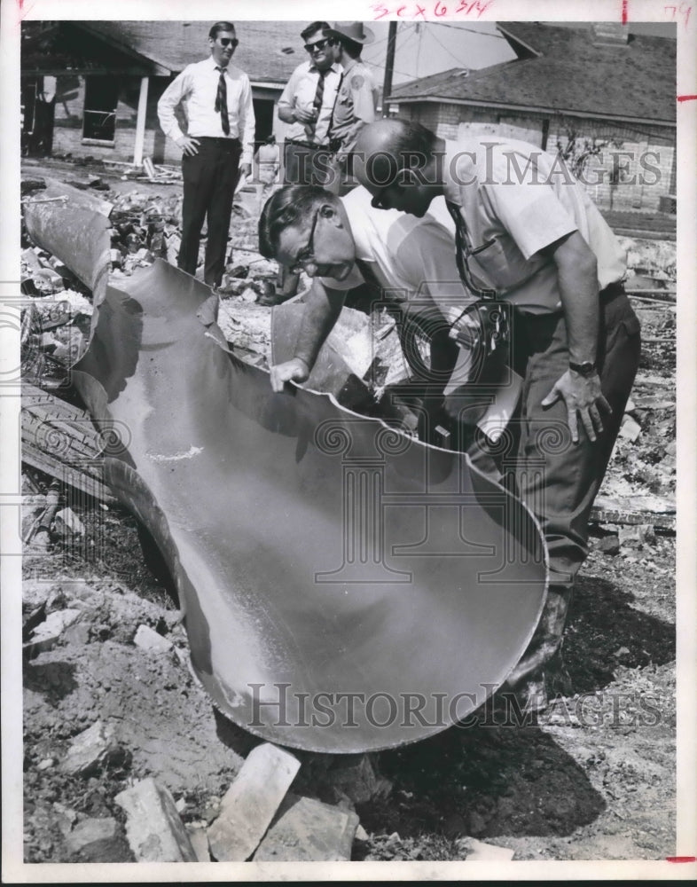 1969 Press Photo Inspectors Look at Blown Pipe From Gas Line Explosion - Houston- Historic Images