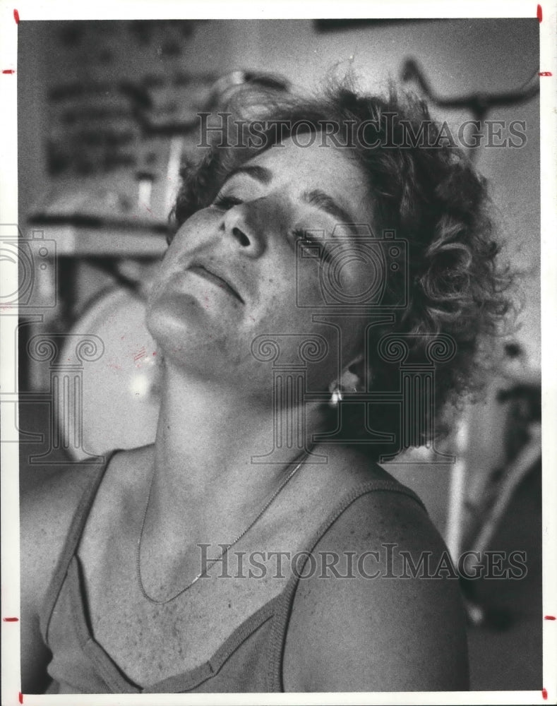 1980 Press Photo Holly Richardson rests after exercising - hca24132- Historic Images