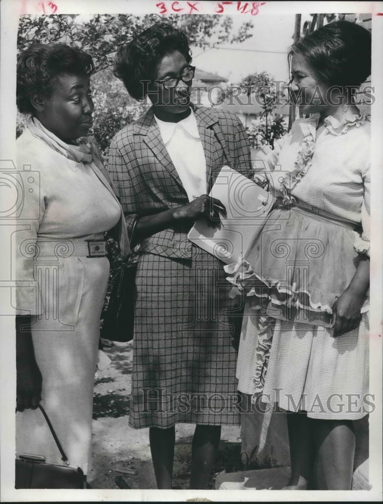 1966 Press Photo Women of Houston&#39;s Fidelity Community Council make housecall- Historic Images