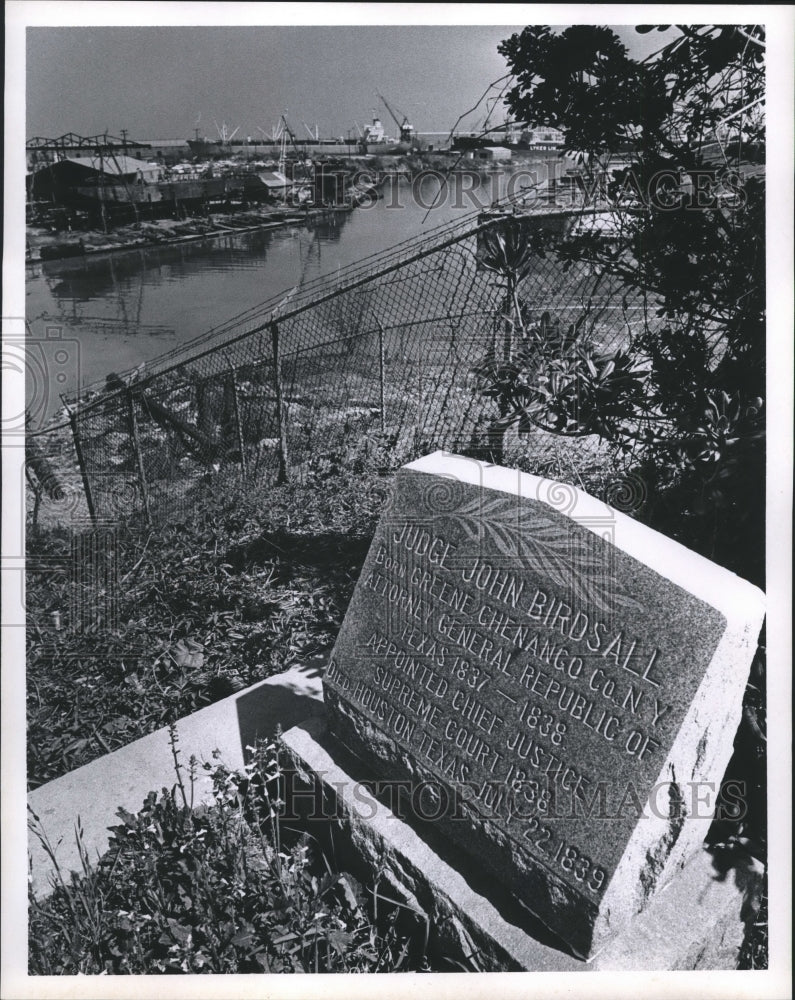 1971 Press Photo Glendale Cemetery w/ship channel in background, Houston- Historic Images