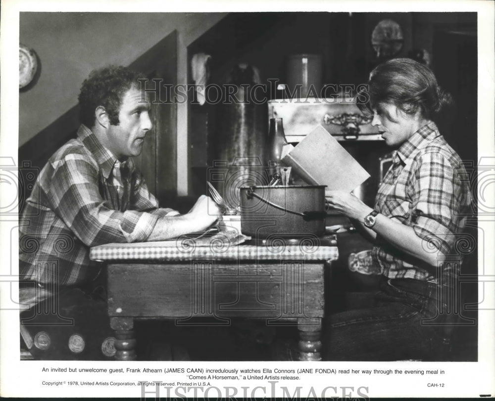 1979 Press Photo James Caan &amp; Jane Fonda in &quot;Comes a Horseman&quot; - hca24739- Historic Images