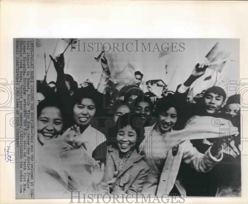 1965 Press Photo Warm welcome at Airport in Hanoi, N. Vietnam for Soviet Premier