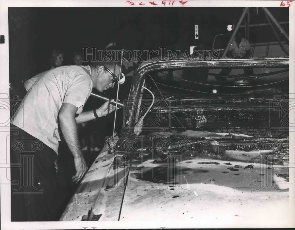 1960 Press Photo Arson Investigator Bob Bredehoeft - Houston - hca24869- Historic Images