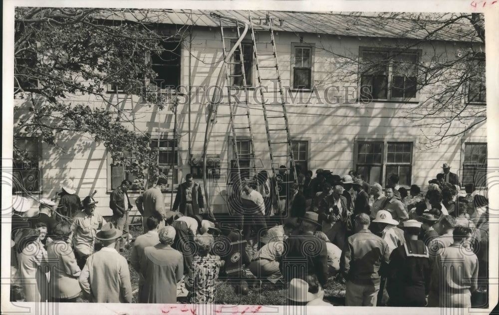 1956 Press Photo Burned apartment at 5300 Blossom - Houston - hca24870