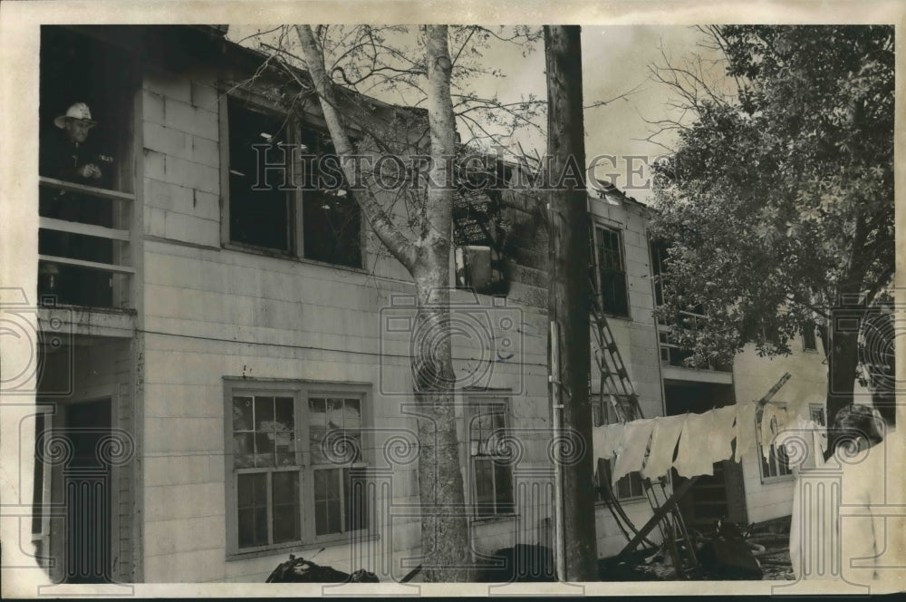 1956 Press Photo Houston Apartment Fire at 5300 Blossom St - hca24877