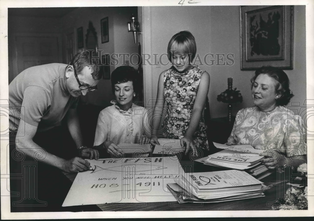 1967 Press Photo Fish volunteers prepare flyers in Houston - hca24892