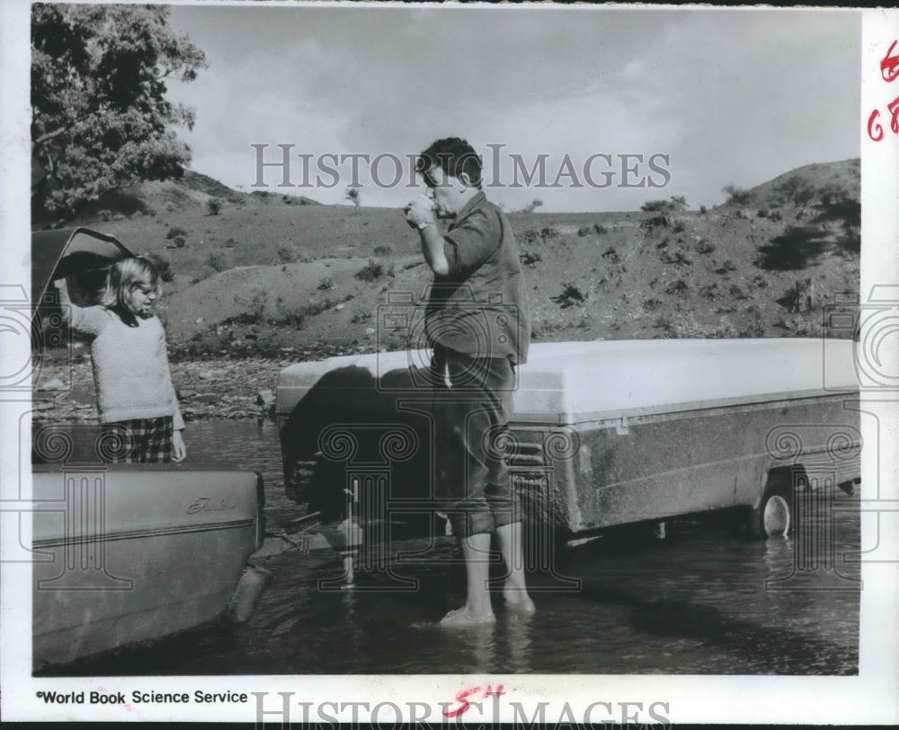 1968 Press Photo Edmund Hillary and child by pop-up camper in water - hca24912