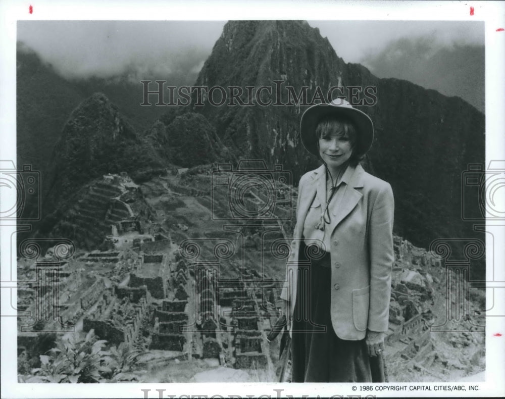 1987 Press Photo Shirley MacLaine at Peru&#39;s Machu Picchu - hca25020- Historic Images