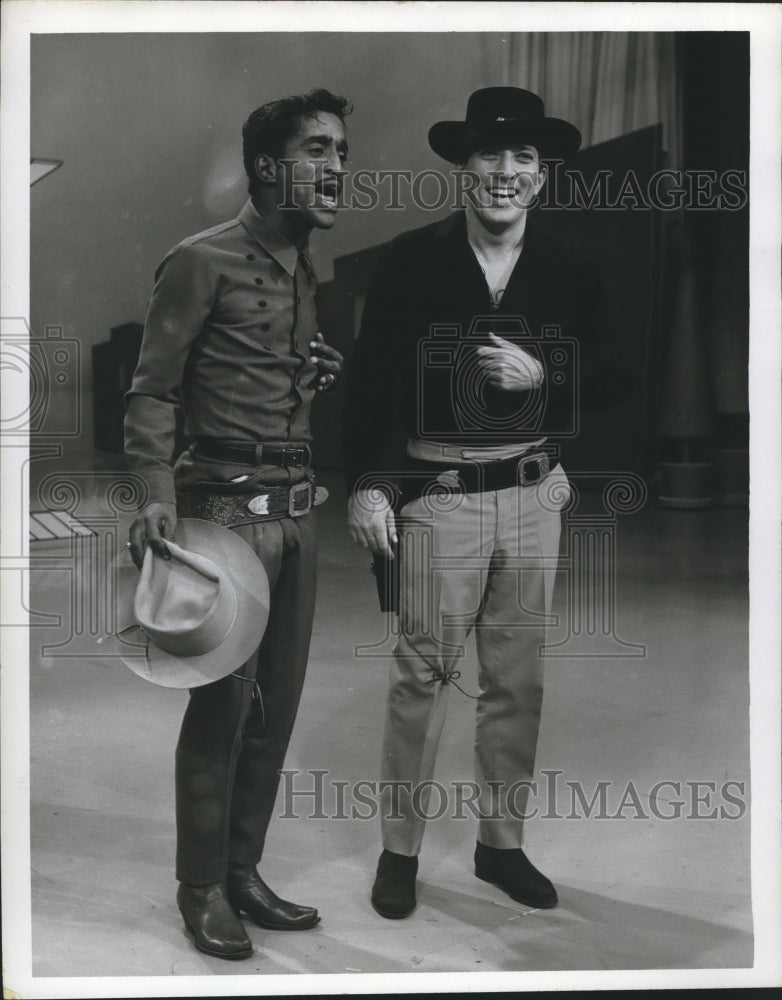 1963 Press Photo Sammy Davis Jr. Cracks Up Andy Williams While Performing- Historic Images