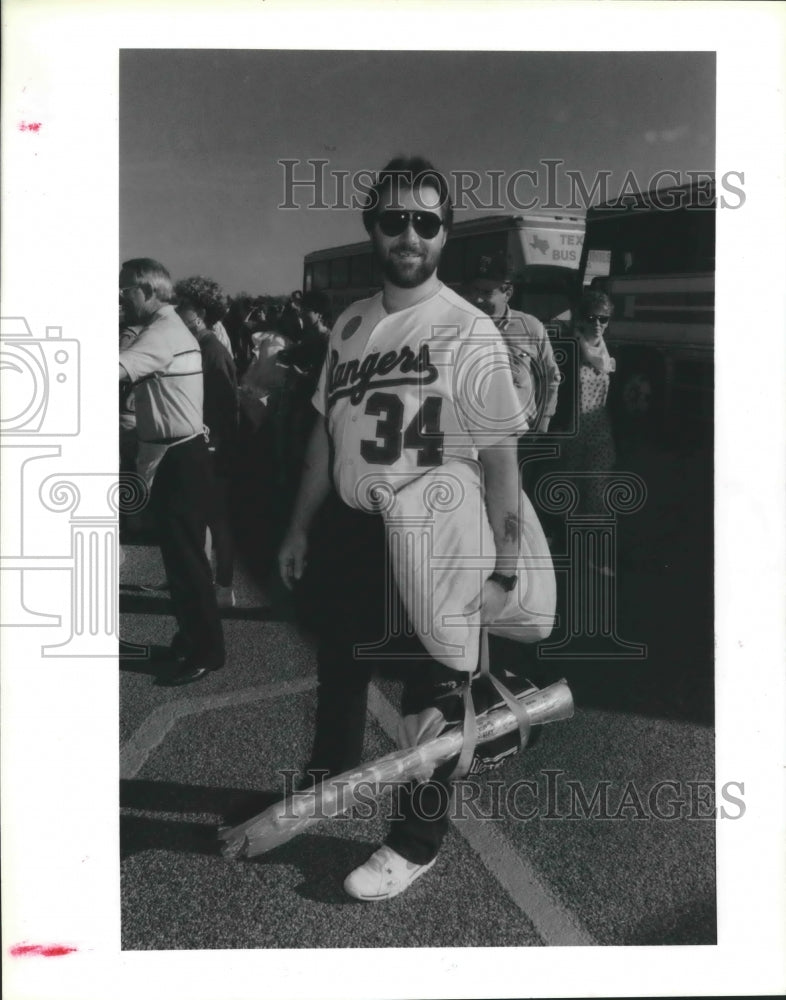 1989 Press Photo Bruce Stockwell packed and ready for Ryan Express baseball trip- Historic Images