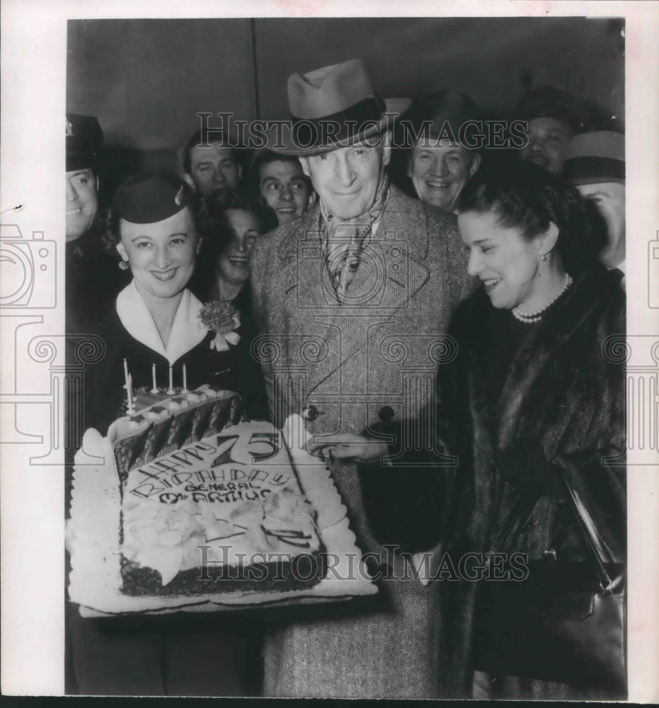 1955 Press Photo General Douglas MacArthur With 75th Birthday Cake - hca25368