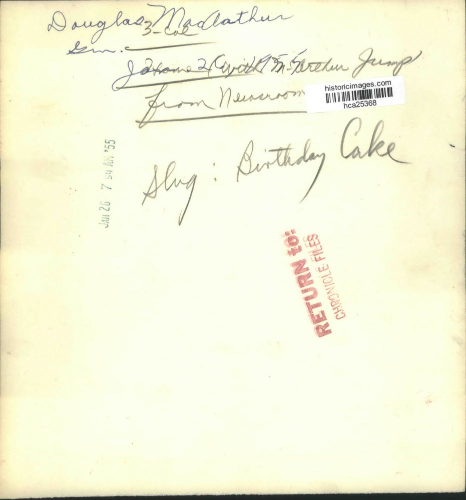 1955 Press Photo General Douglas MacArthur With 75th Birthday Cake - hca25368