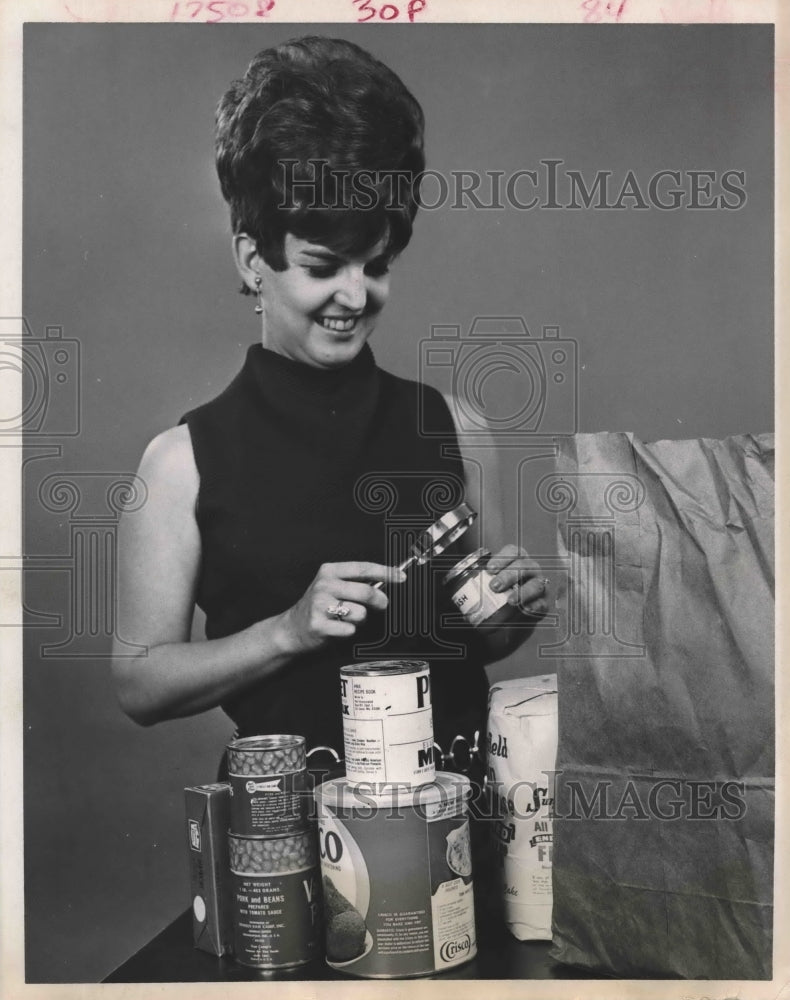 1970 Press Photo Bobbye Wilson reading food dating codes - hca25481