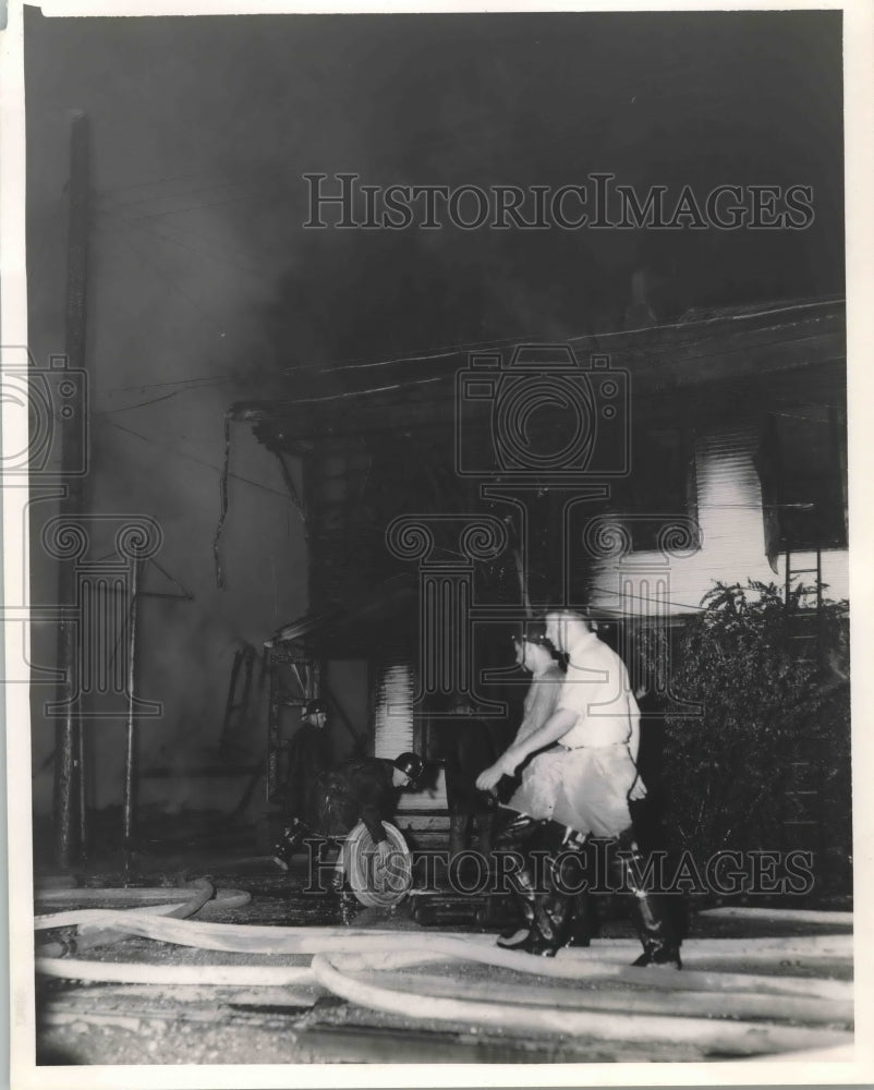 1954 Press Photo Firemen at building which burned to the ground - Houston