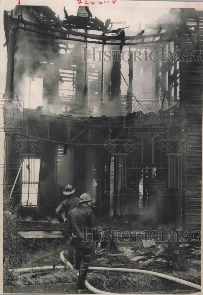 1960 Press Photo Fireman on scene of destroyed vacant apartment house in Houston