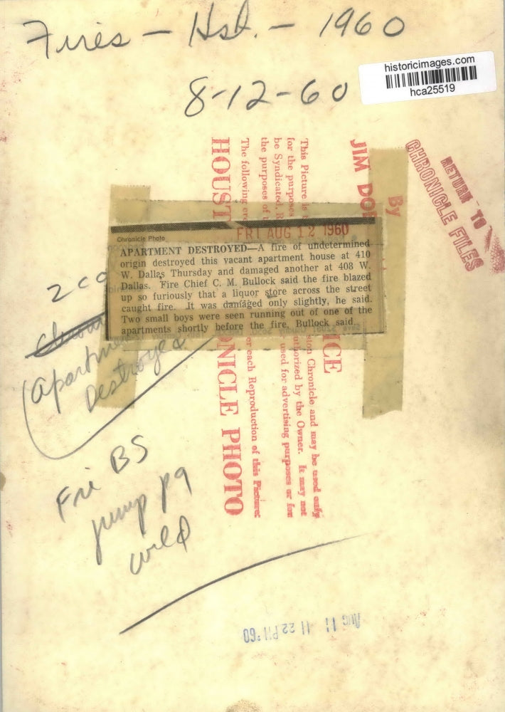 1960 Press Photo Fireman on scene of destroyed vacant apartment house in Houston