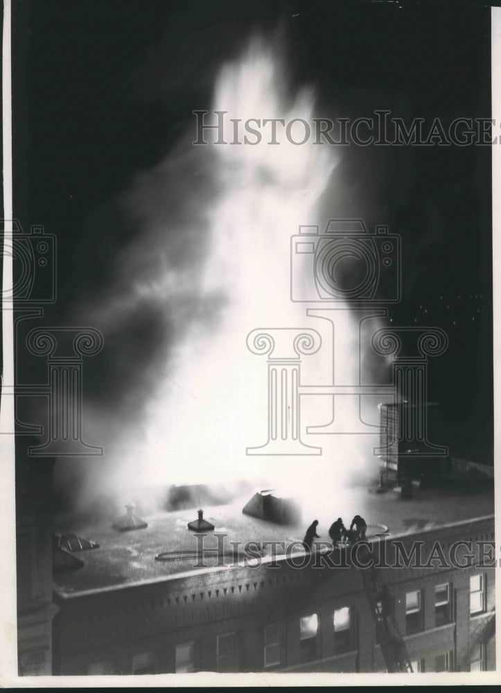1954 Press Photo Uptown Garage, Houston, on fire - Fireman on roof - hca25525