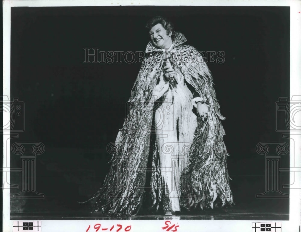 1984 Press Photo Liberace in long cape - hca25601- Historic Images