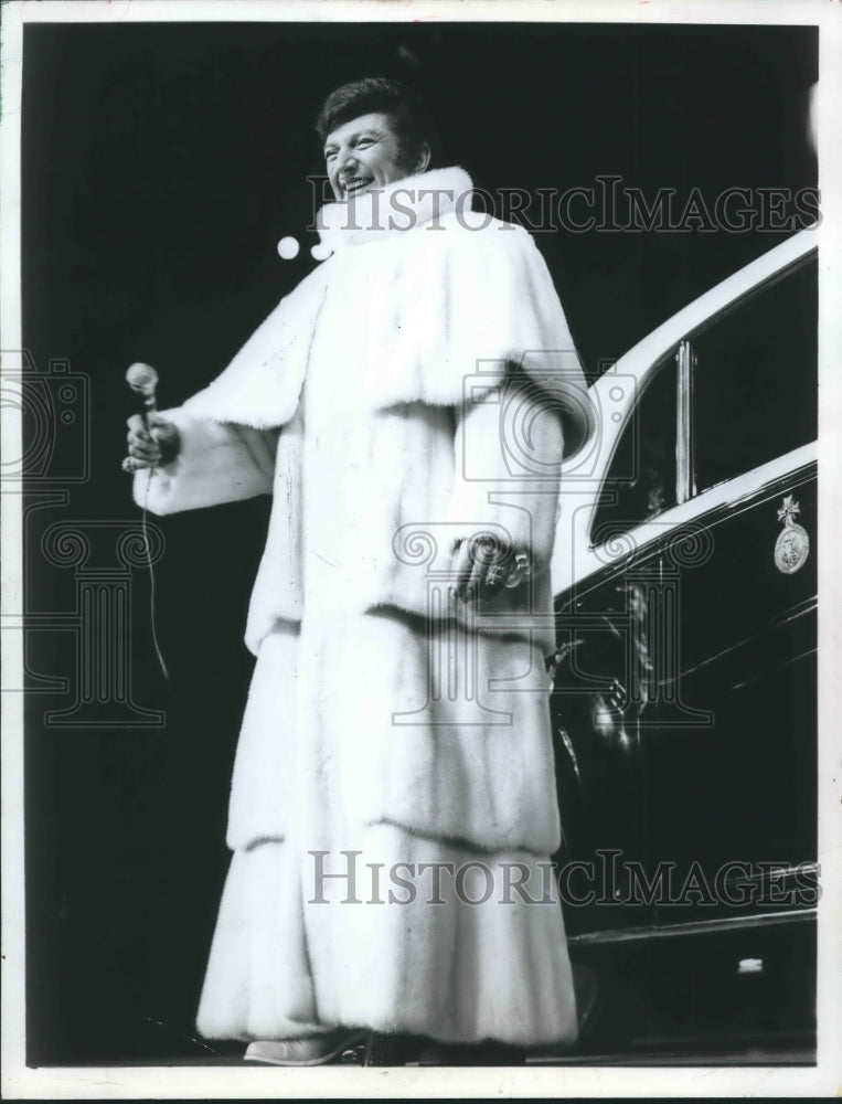 1973 Press Photo Liberace on stage in fur coat - hca25602- Historic Images