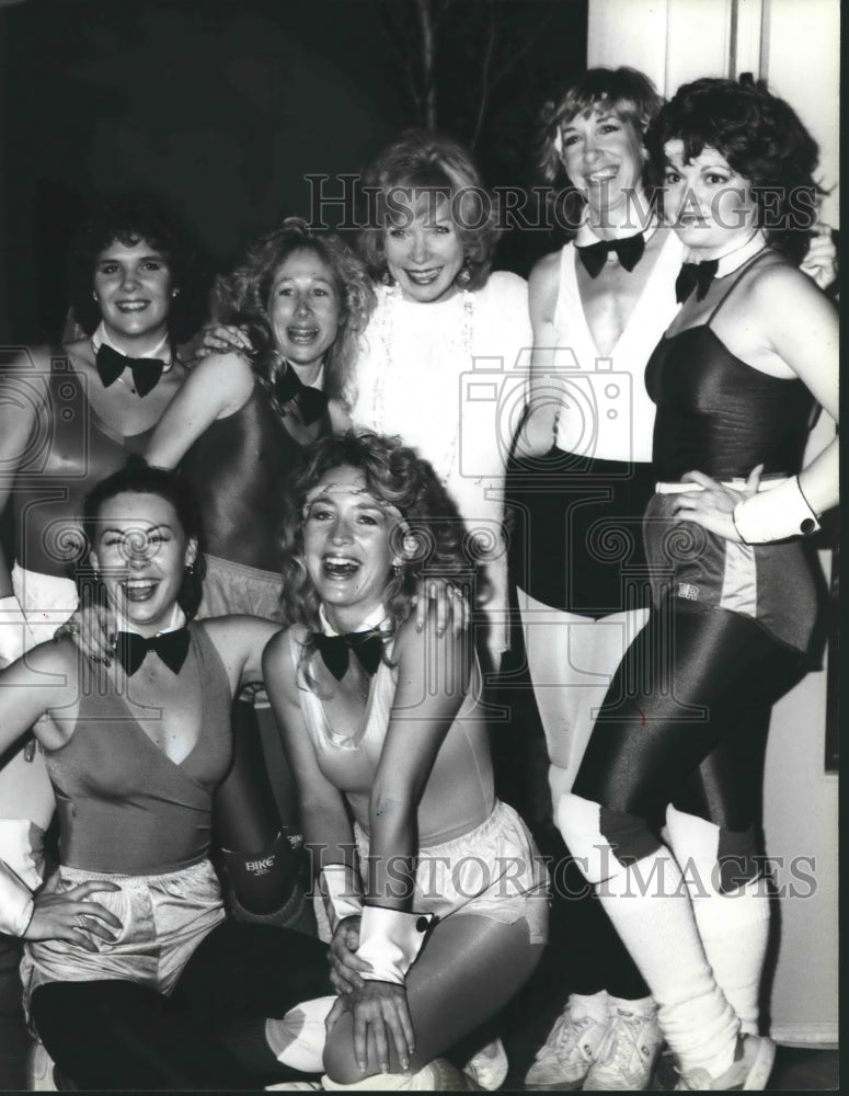 1983 Press Photo Actress Shirley MacLaine (Center) with Houstonian Fitness Staff- Historic Images