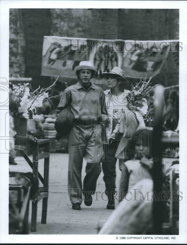 1986 Press Photo Shirley MacLaine, John Heard in &quot;Out on a Limb&quot; - hca25641- Historic Images