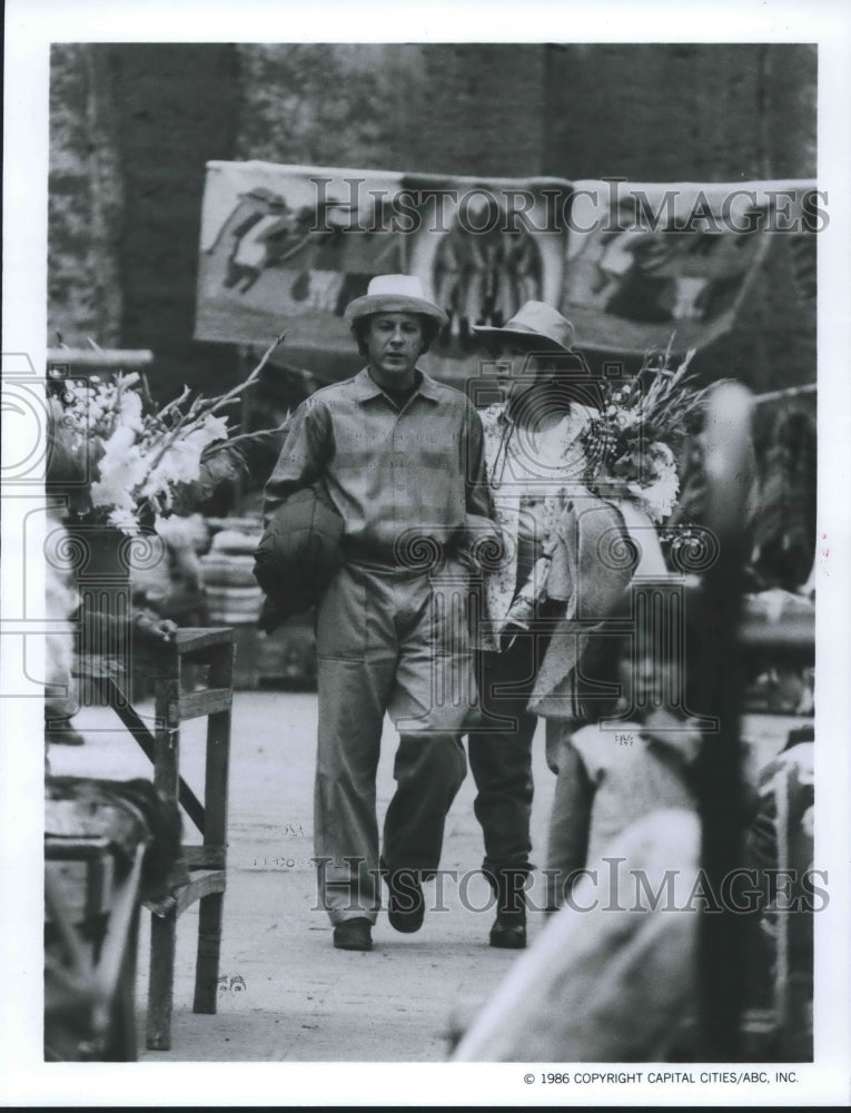 1986 Press Photo John Heard as David with Shirley MacLaine in &quot;Out On A Limb&quot;- Historic Images