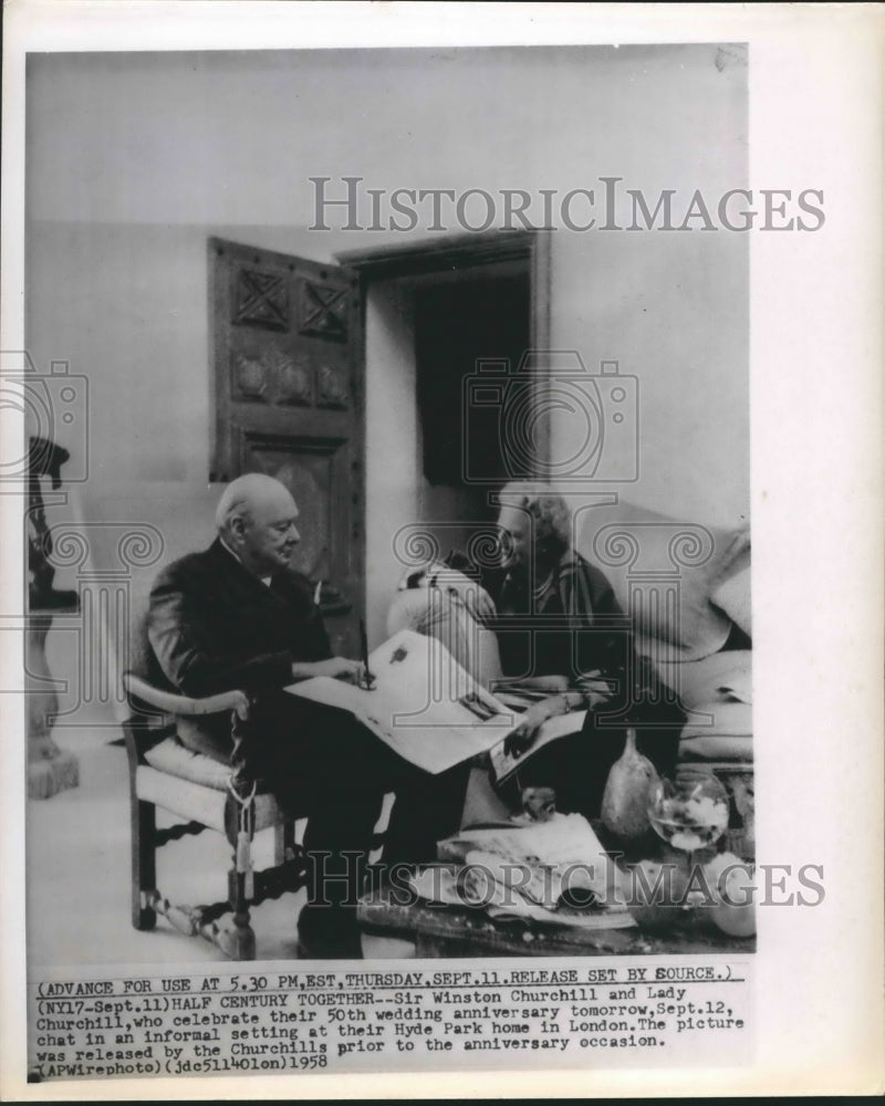 1958 Press Photo Churchills in their Hyde Park home in London - hca25676