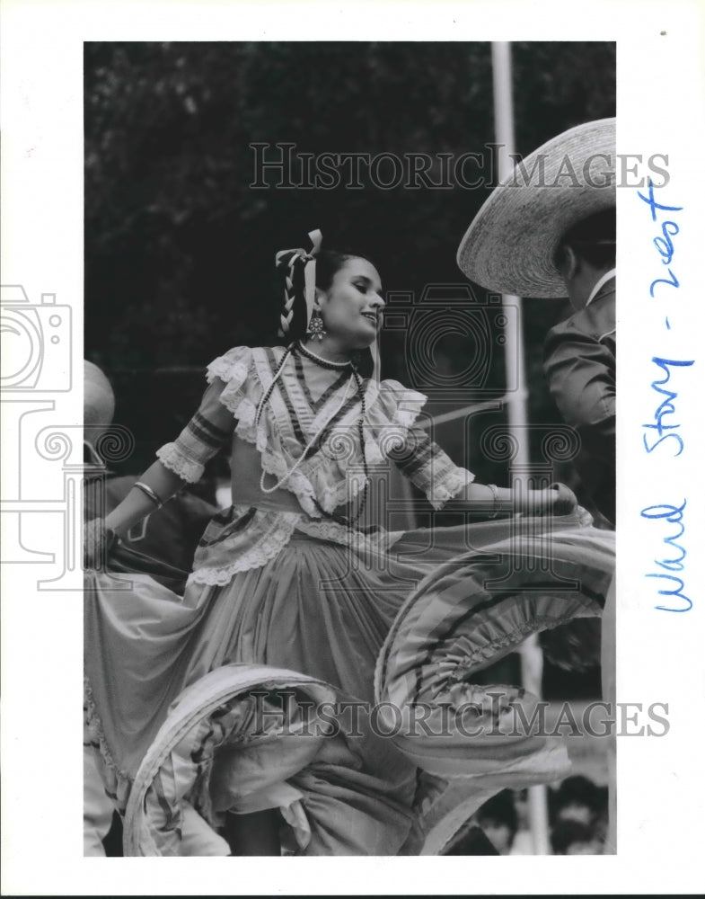 1987 Press Photo Vera Rodriguez Performs Folk Dances - hca25709- Historic Images