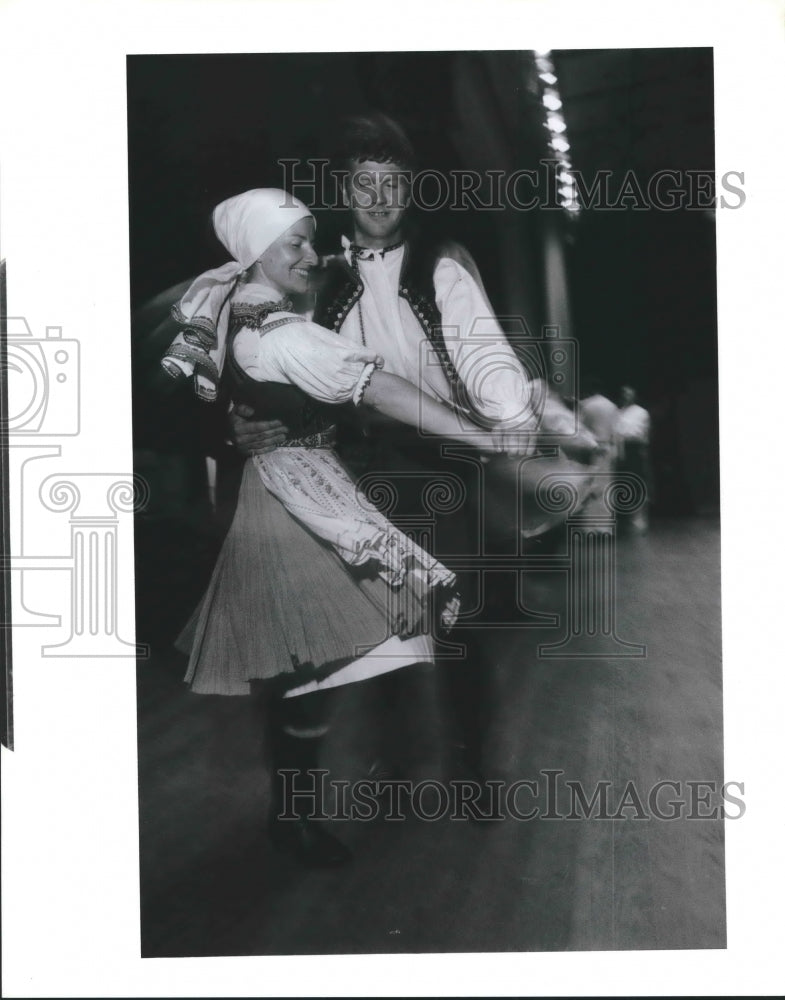 1989 Press Photo Czech Folk Dancing at Bishop Morkovsky&#39;s 80th Birthday Party- Historic Images