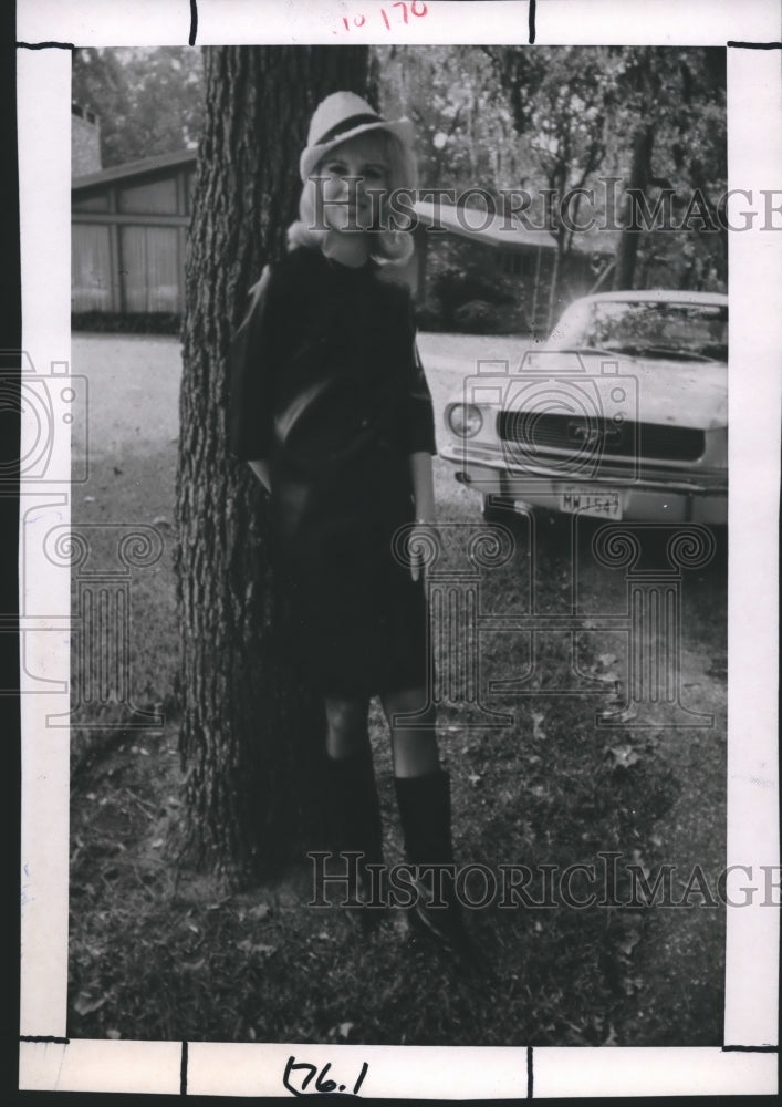 1967 Press Photo Women wearing latest fashion - Houston - hca25852- Historic Images