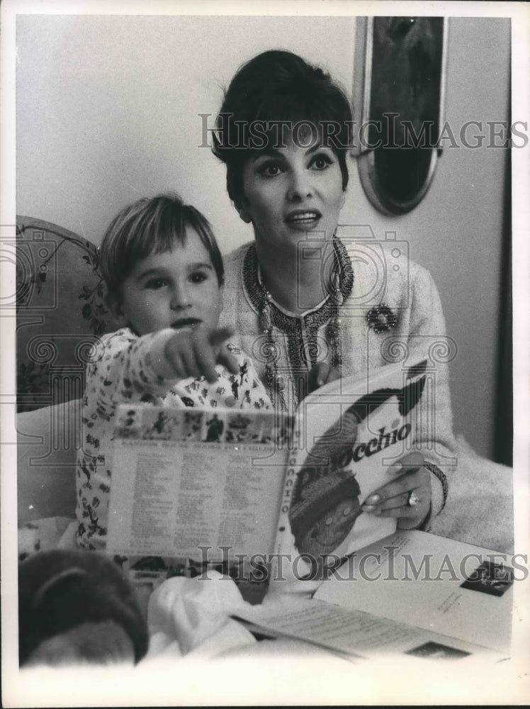 1961 Press Photo Italian actress Gina Lollobrigida and son read book - hca25868- Historic Images